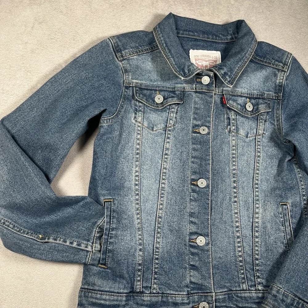 NWT-Levi's Girls' Med Wash Cotton Denim Button-Front Trucker Jacket XL 13-15 Yrs